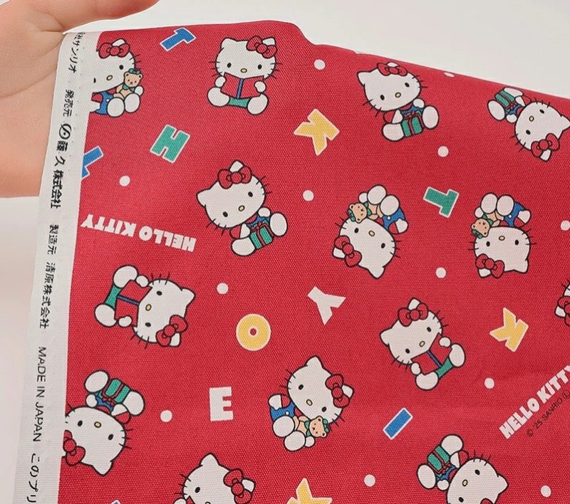 Photo3: 💕Hello Kitty 控【日本選物｜預訂商品（約15–20日到貨）】🟣日本製｜100% 棉 ~ 牛津布｜Sanrio Hello Kitty卡通 昭和時代 復古 英文字母｜2026年 4月｜💡附 【大容量 手提袋 做法及用布量】 (3)