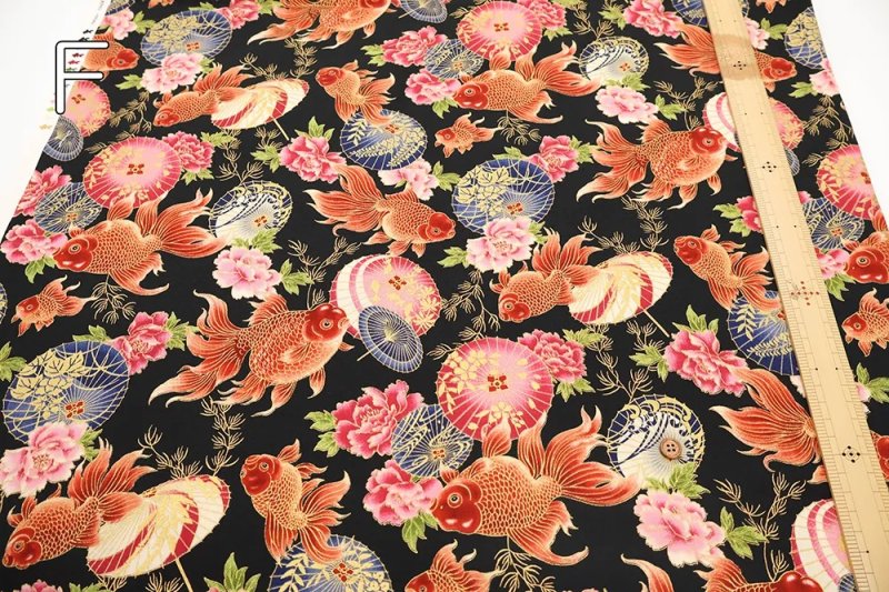 Photo6: 🌸和風感覺滿滿【日本選物｜預訂商品（約15–20日到貨）】🟡日本製｜100% 棉 床單厚度｜百華繚蘭 金魚與和傘圖案｜2026年 4月｜附【8款實用建議 及 迷你斜孭袋 建議用布量 參考】 (6)