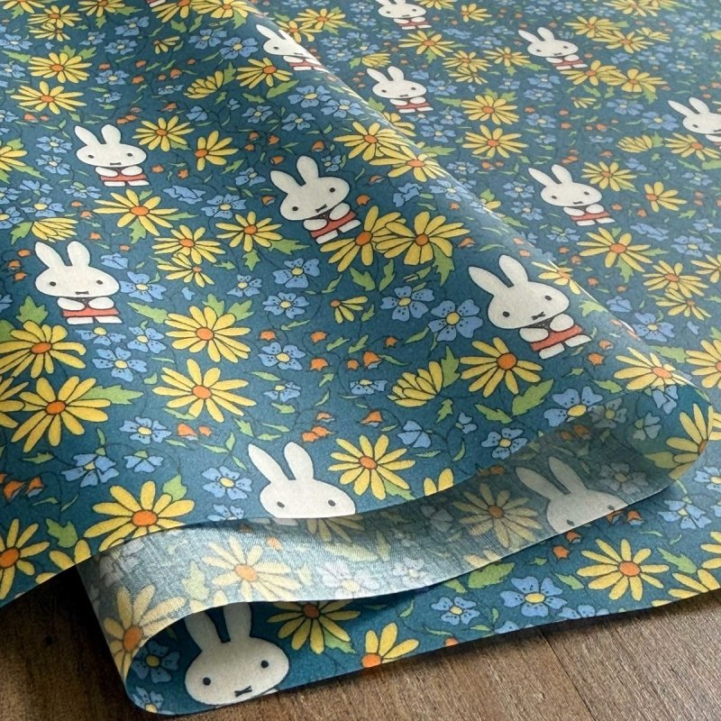 Photo2: Prairie Day🐰Miffy【預訂商品（約 20日到貨）】🟣日本製｜表面壓上了一層薄薄的 PVC 膠膜、啞光/霧面、底布100% 純棉 Lawn 布料｜⭐米菲⭐罌粟與雛菊⭐線條簡潔的花朵⭐取自1963年繪本的米菲早期形象｜2026年 7月 (2)