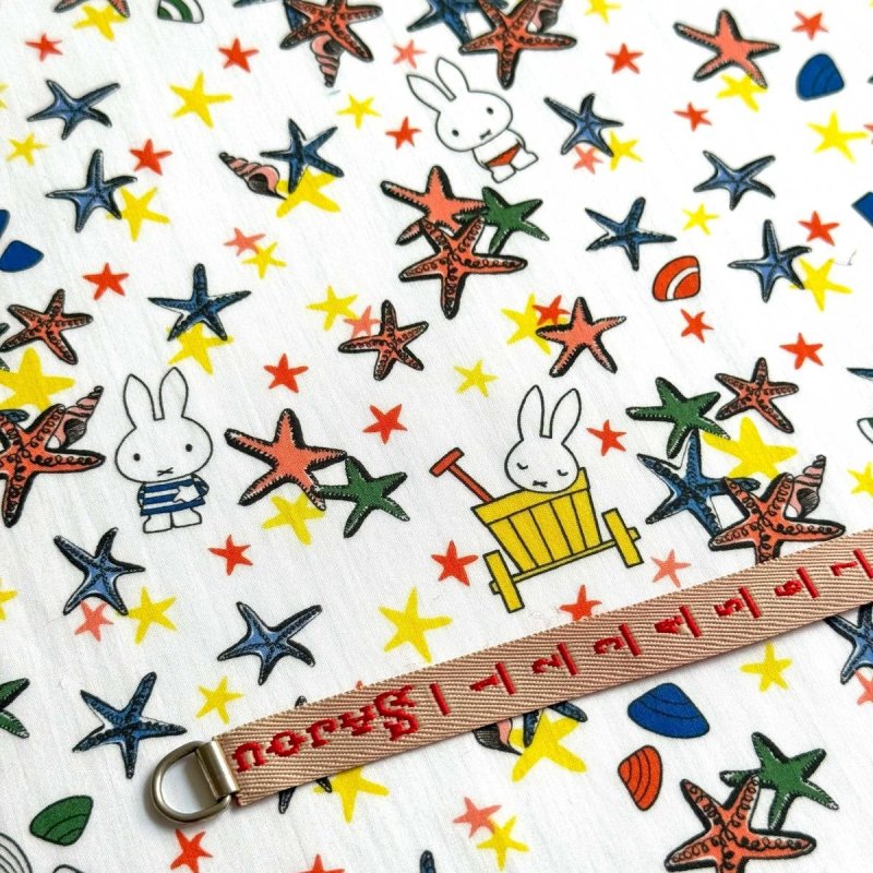 Photo2: Seaside Escape🐰Miffy【預訂商品（約 20日到貨）】🟣日本製｜100% 棉 ~ Liberty Tana Lawn 棉布 💡非常輕薄💡柔軟💡透氣💡表面帶有一種類似絲綢咁光滑細緻嘅質感｜⭐米菲⭐貝殼、海螺、海星⭐Miffy在海邊⭐懷舊氣息｜2026年 7月 (2)