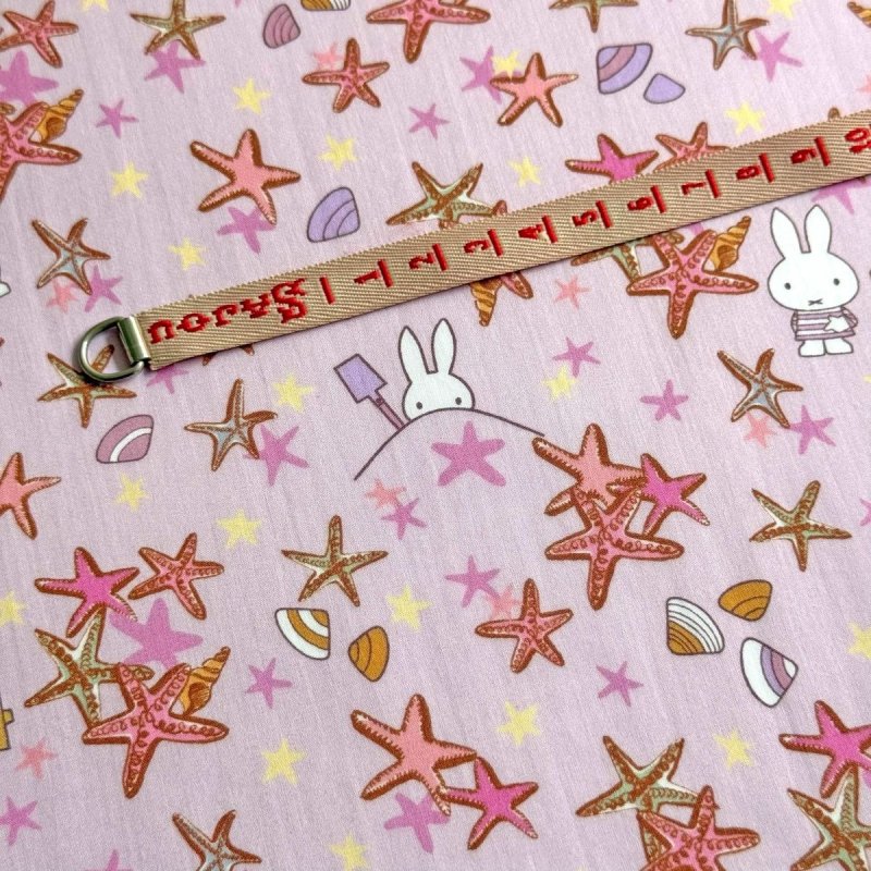 Photo12: Seaside Escape🐰Miffy【預訂商品（約 20日到貨）】🟣日本製｜100% 棉 ~ Liberty Tana Lawn 棉布 💡非常輕薄💡柔軟💡透氣💡表面帶有一種類似絲綢咁光滑細緻嘅質感｜⭐米菲⭐貝殼、海螺、海星⭐Miffy在海邊⭐懷舊氣息｜2026年 7月 (12)
