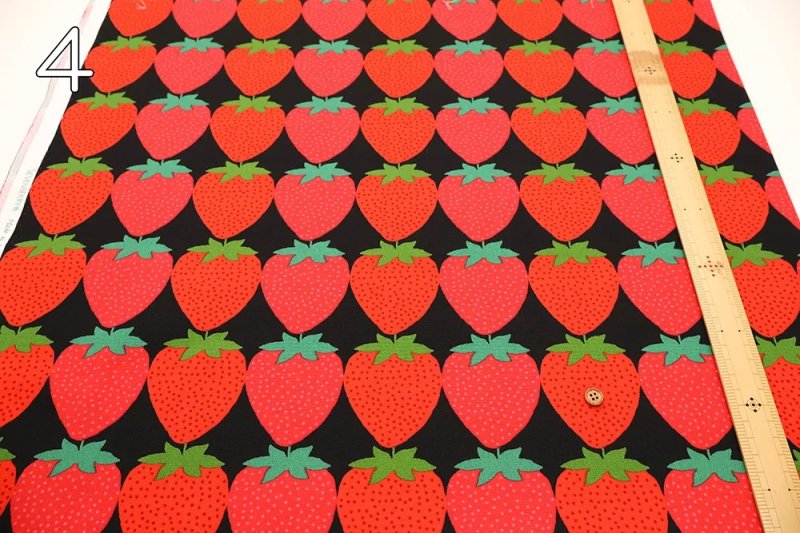 Photo6: 🍓滿滿草莓【日本選物｜預訂商品（約 20 日到港）】🟡日本製｜100% 棉 牛津布｜strawberry 士多啤梨 圖案大約 有 8.5-9cm ｜2026年 9月 (6)